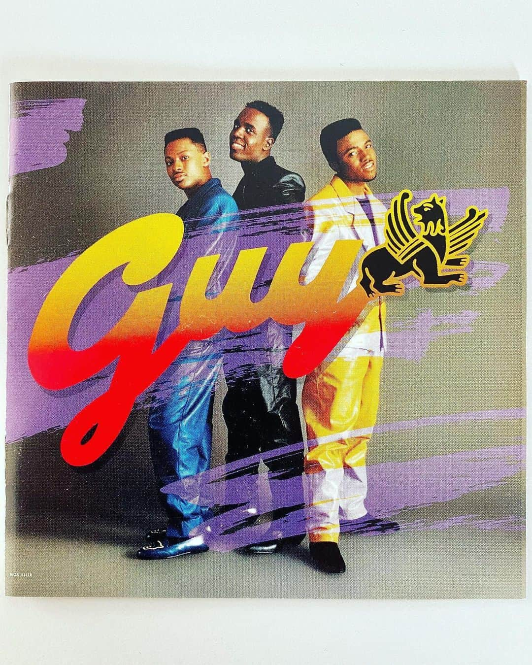 Shinnosukeさんのインスタグラム写真 - (ShinnosukeInstagram)「⑤ Guy 「Guy」 New Jack Swing !! もうコレでしょ。たまりません。若き Teddy Riley が生み出したNJS。リズムマシンとシンセサイザーだけでこんな踊れるグルーヴを作れるのに驚いた。「16分音符を後ろにズラして跳ねさせる」という事を初めて知ったAL。コンプで作るスネアの音圧やファンキーなベースライン等Upテンポな曲はもちろん素晴らしいが数少ないMid曲もグッド。サウンドだけでなく、リードボーカル Aaron Hall のアドリブフェイク等の歌い方はこの後のR&Bの雛形の１つになった程完成度が高い。  ⑥ Boyz II Men 「II」 Jam&Lewis 作の「On Bended Knee」にとにかく感動して泣くほど聴きまくったAL。他にもBabyface作の「I'll Make Love To You」「Water Runs Dry」など名曲揃い。Tyme For Flyte 名義になる前のDARP時代の Tim&Bob が参加しているのもグッド。バリトン担当の Michael S. McCary がいた頃がやっぱり好きだなぁ。とにかくバラードの神曲度合いがたまりません。  #guy #boyziimen #cd #album #favorite」6月10日 16時03分 - shinscapade