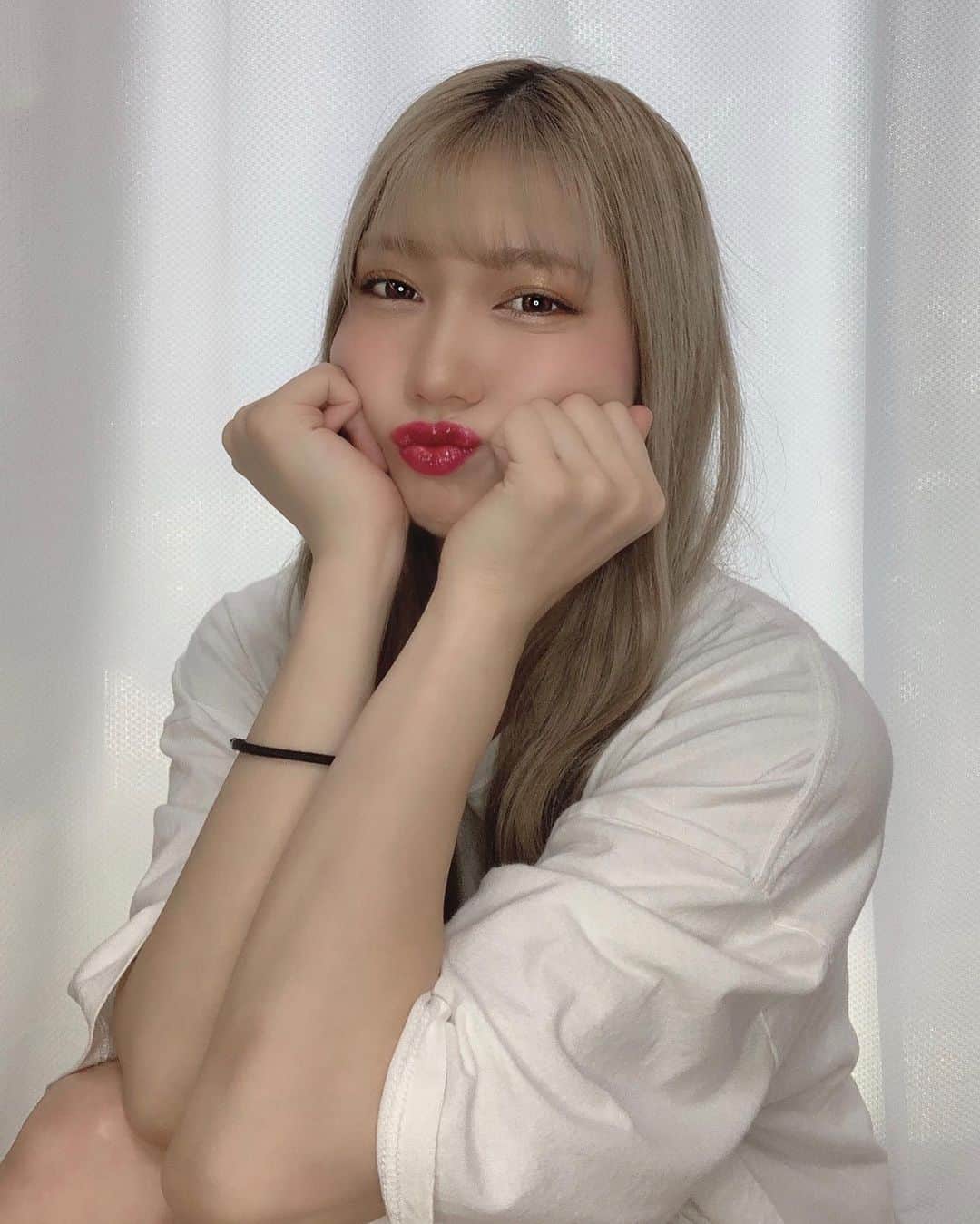 茂木忍さんのインスタグラム写真 - (茂木忍Instagram)「自撮りするのが在宅ワーク？？的な？？ . . #三枚目の奥の腕みてください #Tシャツに赤いシミ  #目薬こぼした #そして髪の毛羽立ち #うけた」6月10日 16時04分 - _mogi_shinobu_