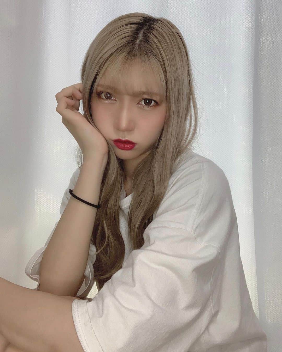 茂木忍さんのインスタグラム写真 - (茂木忍Instagram)「自撮りするのが在宅ワーク？？的な？？ . . #三枚目の奥の腕みてください #Tシャツに赤いシミ  #目薬こぼした #そして髪の毛羽立ち #うけた」6月10日 16時04分 - _mogi_shinobu_