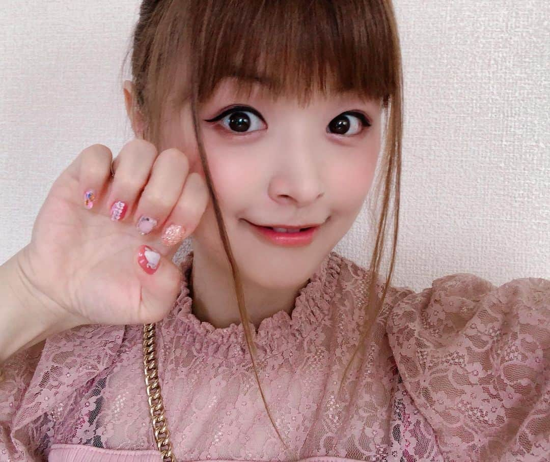 鈴木理沙さんのインスタグラム写真 - (鈴木理沙Instagram)「new nailん💅💕 #wishnail #harajuku  #newnail  #久しぶりのネイル #ネイルしてないと何度も爪が折れてネイルの有り難さを何度も感じた自粛期間😭 #女子力アップで #久しぶりに気分もあがるぅ #お気に入り #いつも志保さんありがとうございます😊💕 #スタッフのみなさんありがとうございます😊 #最近暑過ぎてポニーテールしてるよ #今週末14日は毎年お伺いしております神戸六甲ボウルさんに伺います🎳✨ #私は元気です😆💕 #プロボウラー #鈴木理沙」6月10日 16時05分 - risasuzuki0929