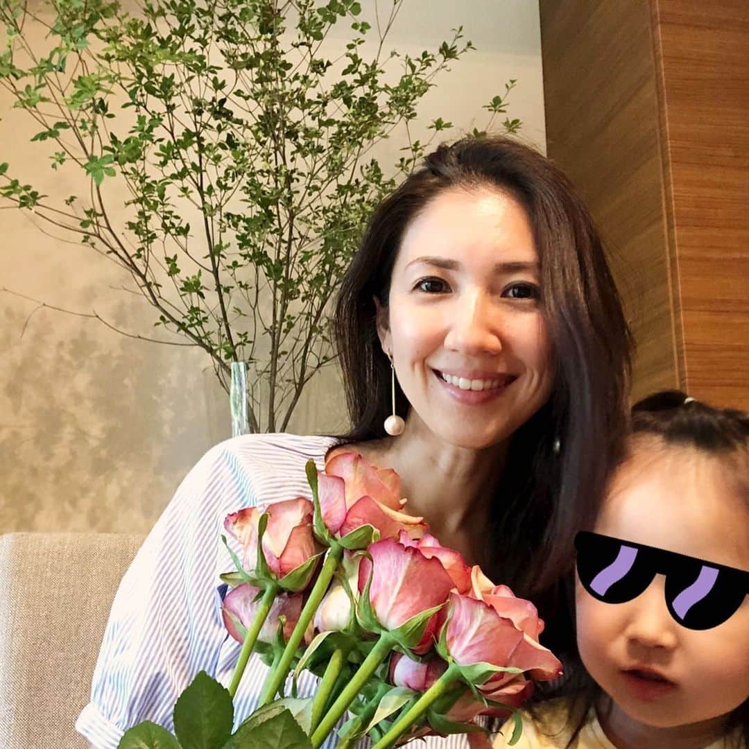 池上真麻さんのインスタグラム写真 - (池上真麻Instagram)「本日ひとつ歳を重ねました。次女の夜泣きでこの2年近く、1日も4時間以上連続の睡眠がなくて、高齢おかあさんにはかなりキツイ日々です。寝ないと体力が😭お肌が😭ほんとボロボロよ。 . もともと、長女の幼稚園入園を前に働き方を変えていましたが、コロナの影響で、この先の働き方をより考えるようになりました。進化です！！ . 365日、笑顔でいられるよう楽しく頑張ります。 . 1枚目　幼稚園のzoom保護者会後 2枚目　昨晩の姉妹が私の上で戯れ。重いけどかわいいです。 . #44歳  になりました。びっくり。 #mybirthday  #family #mommyanddaughter  #ワーキングマザー　#ワーママ #保育園ママ　#幼稚園ママ  #池上真麻」6月10日 16時08分 - marsaikegami