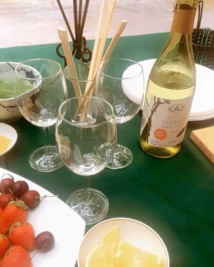 のインスタグラム：「二泊三日、毎日自炊しました✨🍓😋この日はお外でBBQ🍗🍴鮎の塩焼きは、 @1nstagramaya まやちゃんが綺麗に刺してくれました💓☺️🐟私は簡単にお肉を切ったり味付けしたり🔪🥩大好きな蟹さんは最近いきなりアレルギーになっちゃったんだけど、蟹スープは大丈夫でした🙆‍♀️💕 ワインの開け方がイマイチなので、練習しようと思います（笑） ・ ・ #軽井沢 #自然が好き #空気が美味しい #自炊生活 #モデル #健康志向 #小笠原エリイ #変化を楽しむ #フリーランス #免疫力を高める #ご馳走  #ご馳走様でした #鮎の塩焼き #蟹アレルギー  #海老好き  #パワーチャージ #美味しかった  #グルメ #ワイン #お肉のカルパッチョ #happy #karuizawa  #model #modellife #yummy #karuizawajapan #nagano #bbq #delicious」