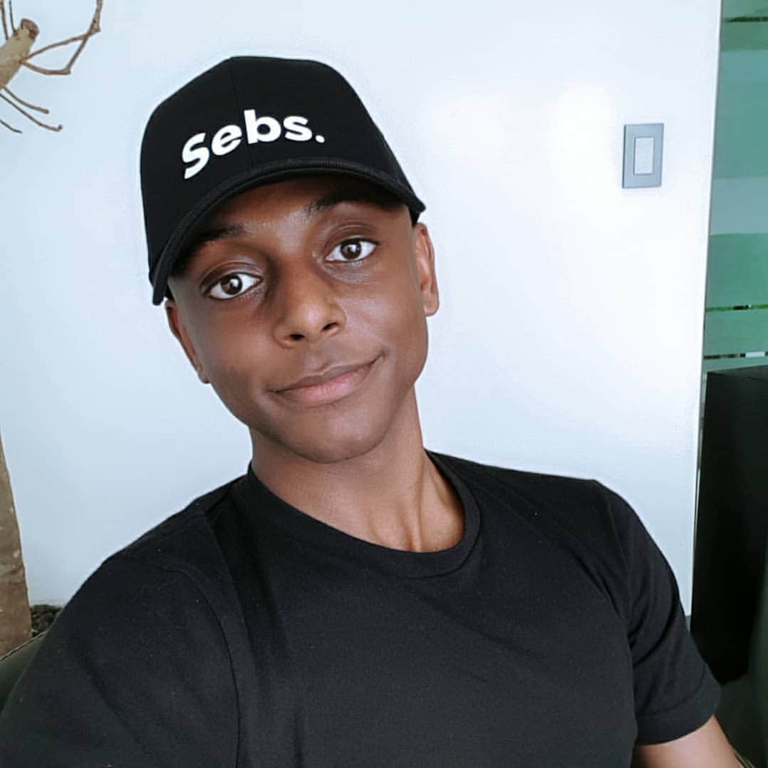 クリス・ライアンのインスタグラム：「i can wear hats again 😅  i'm so happy right now lol」