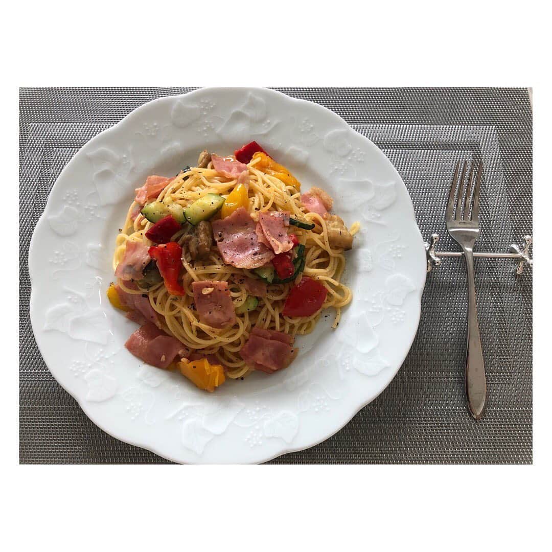 柳野玲子さんのインスタグラム写真 - (柳野玲子Instagram)「簡単ランチシリーズ😋🍴 相変わらず…パスタソースに、具材を炒めて混ぜるだけ💓笑 #おうちランチ #お昼ご飯 #猛暑日」6月10日 16時12分 - yanaginoreiko