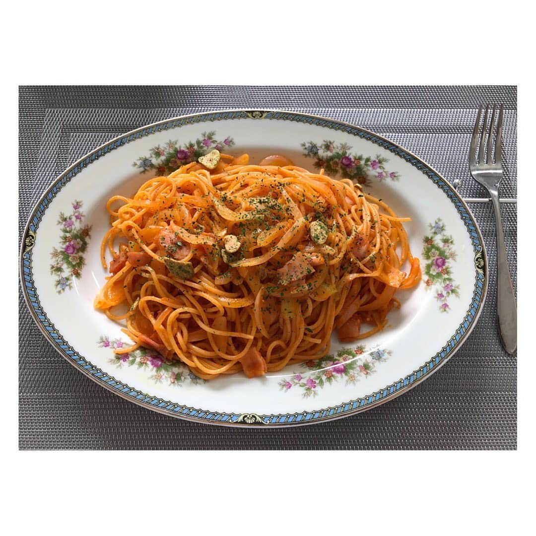 柳野玲子のインスタグラム：「簡単ランチシリーズ😋🍴 相変わらず…パスタソースに、具材を炒めて混ぜるだけ💓笑 #おうちランチ #お昼ご飯 #猛暑日」