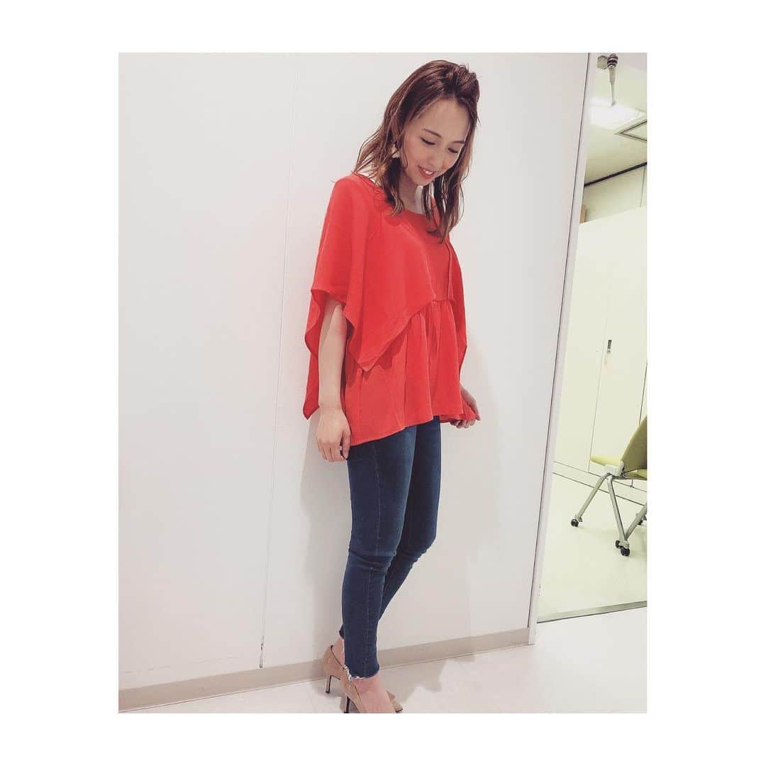 若林翔子のインスタグラム：「. . ブレイクの衣装♡ 今日はすてきな夏カラー😚  #衣装　#ミヤテレ　#ちょっとブレイクタイム　#ジーンズコーデ  #赤のようなオレンジのような  #夏カラー」