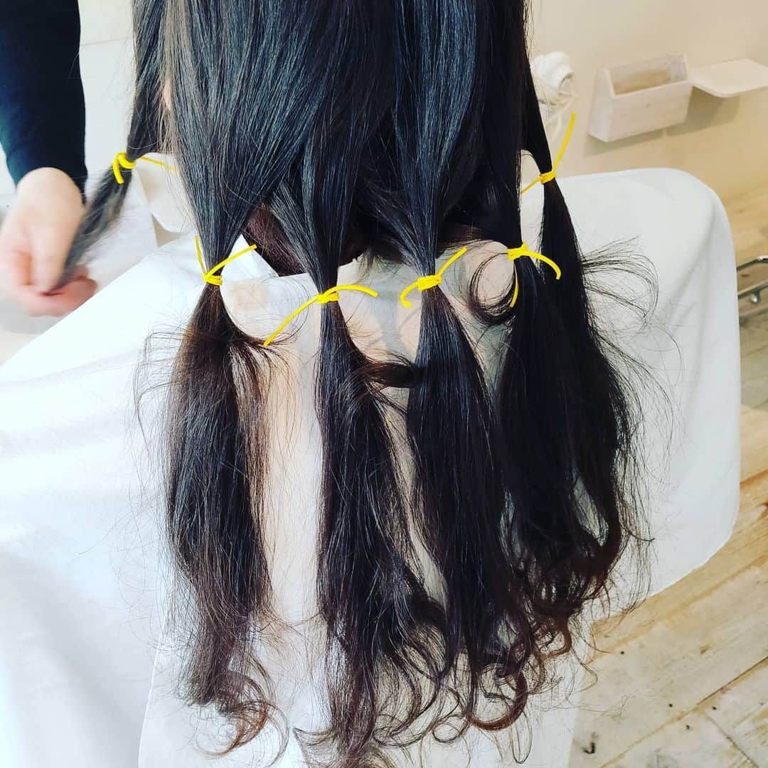 Ritsukoさんのインスタグラム写真 - (RitsukoInstagram)「娘ちゃん初めての美容院。バージンヘアを捨てるのも勿体ないなーと思ってヘアドネーションしました。切ったらくりくりなくなってストレートなった。さっぱり。 #初めての美容院 #ヘアドネーション #4さい女の子」6月10日 16時14分 - litsuko721