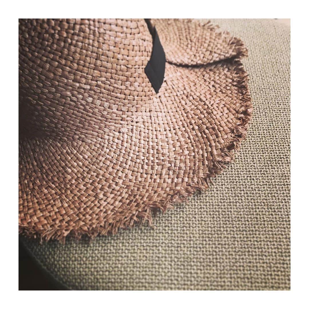 上村若菜のインスタグラム：「. 今年のHat👒 普段はキャップが多いけど、洋服に合わせて使い分け。 . 折り畳めるし、頭にフィットするので 自転車に乗ってる時にもかぶれる🙆‍♀️ . ラフなフリンジと絶妙なカラーもツボ。 . #wakamesfavorite #lamaisondelyllis #ハット #こちらも半年前にオーダーしてたやつ」
