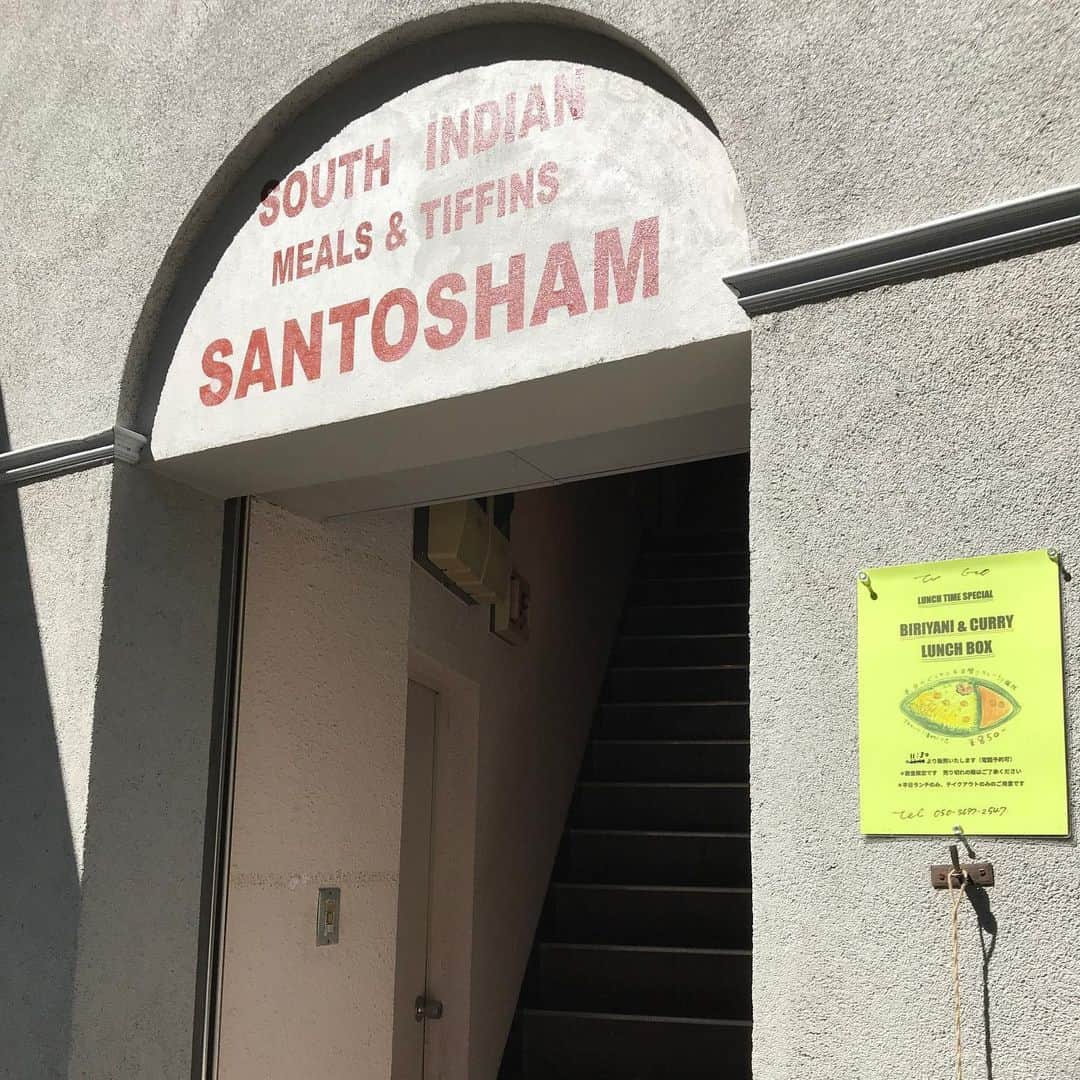 紫苑みやびさんのインスタグラム写真 - (紫苑みやびInstagram)「南インドカレーレストラン「三燈舎」へランチしに行ってきたよ〜♪ ランチタイムにマスクして外を出歩いたら暑い‼️🥵歩道では鼻だけ出してました。  ランチのカレーはCセット。 所謂ミールスという、カレーの盛り合わせセットです。  本場の味のカレーは辛かった🌶辛くて塩味が立っていて…。本場モンの味は私はちょっと苦手かな。  南インドカレー好きの方は是非‼️ . #三燈舎 #南インドカレー #カレースタグラム #ミールス #ミールスランチ #curry #currystagram」6月10日 16時17分 - shion_miyabi