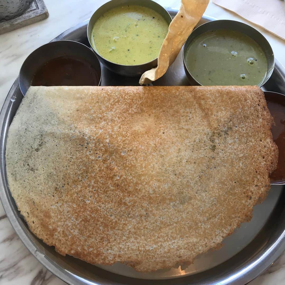 紫苑みやびさんのインスタグラム写真 - (紫苑みやびInstagram)「南インドカレーレストラン「三燈舎」へランチしに行ってきたよ〜♪ ランチタイムにマスクして外を出歩いたら暑い‼️🥵歩道では鼻だけ出してました。  ランチのカレーはCセット。 所謂ミールスという、カレーの盛り合わせセットです。  本場の味のカレーは辛かった🌶辛くて塩味が立っていて…。本場モンの味は私はちょっと苦手かな。  南インドカレー好きの方は是非‼️ . #三燈舎 #南インドカレー #カレースタグラム #ミールス #ミールスランチ #curry #currystagram」6月10日 16時17分 - shion_miyabi
