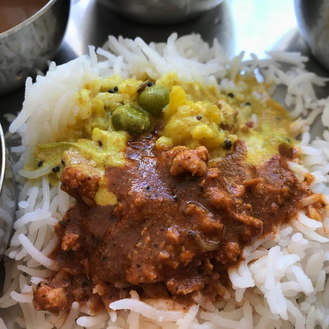 紫苑みやびさんのインスタグラム写真 - (紫苑みやびInstagram)「南インドカレーレストラン「三燈舎」へランチしに行ってきたよ〜♪ ランチタイムにマスクして外を出歩いたら暑い‼️🥵歩道では鼻だけ出してました。  ランチのカレーはCセット。 所謂ミールスという、カレーの盛り合わせセットです。  本場の味のカレーは辛かった🌶辛くて塩味が立っていて…。本場モンの味は私はちょっと苦手かな。  南インドカレー好きの方は是非‼️ . #三燈舎 #南インドカレー #カレースタグラム #ミールス #ミールスランチ #curry #currystagram」6月10日 16時17分 - shion_miyabi