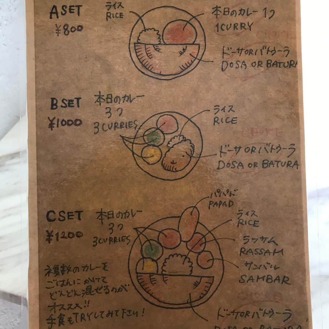 紫苑みやびさんのインスタグラム写真 - (紫苑みやびInstagram)「南インドカレーレストラン「三燈舎」へランチしに行ってきたよ〜♪ ランチタイムにマスクして外を出歩いたら暑い‼️🥵歩道では鼻だけ出してました。  ランチのカレーはCセット。 所謂ミールスという、カレーの盛り合わせセットです。  本場の味のカレーは辛かった🌶辛くて塩味が立っていて…。本場モンの味は私はちょっと苦手かな。  南インドカレー好きの方は是非‼️ . #三燈舎 #南インドカレー #カレースタグラム #ミールス #ミールスランチ #curry #currystagram」6月10日 16時17分 - shion_miyabi