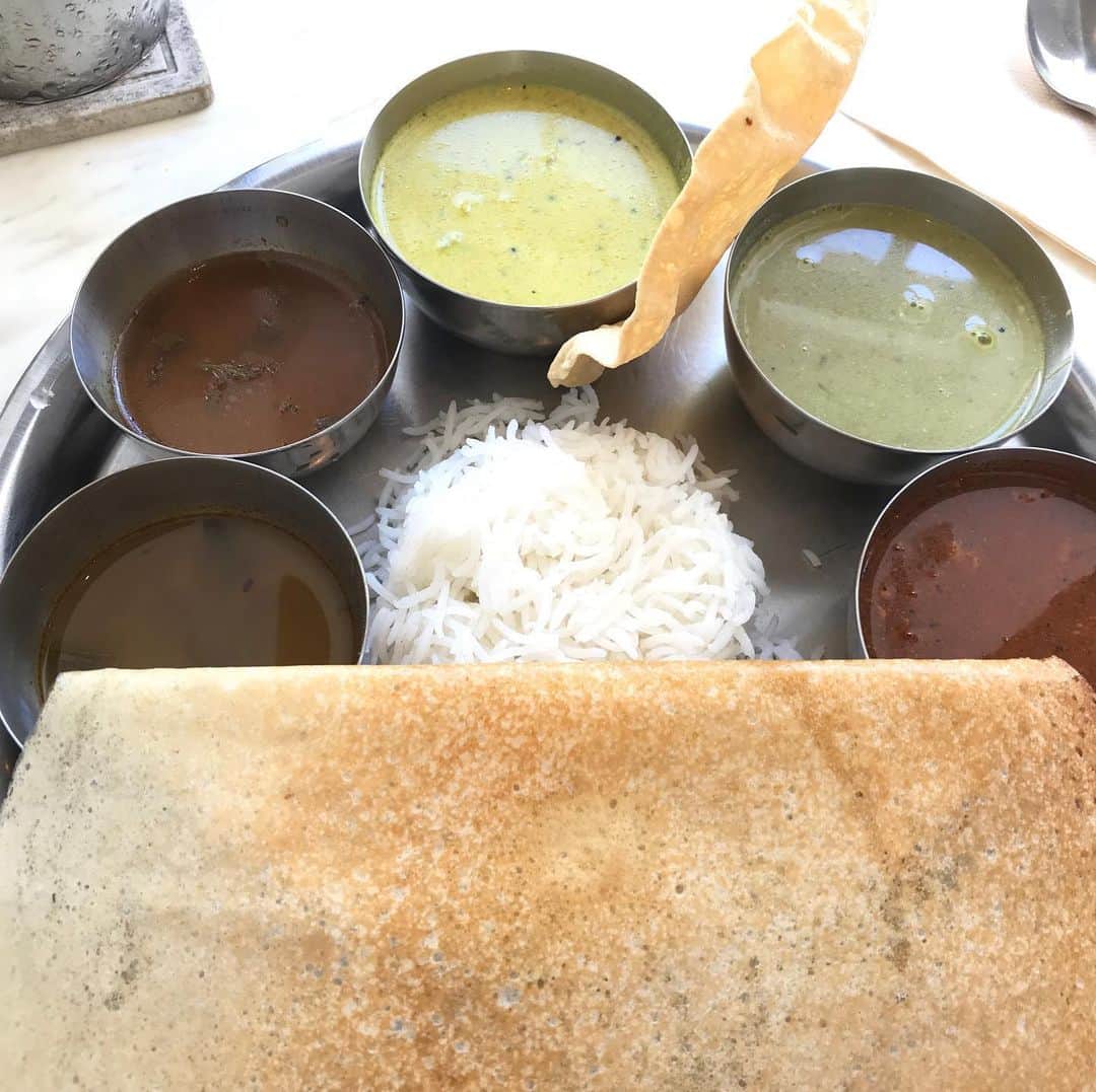 紫苑みやびさんのインスタグラム写真 - (紫苑みやびInstagram)「南インドカレーレストラン「三燈舎」へランチしに行ってきたよ〜♪ ランチタイムにマスクして外を出歩いたら暑い‼️🥵歩道では鼻だけ出してました。  ランチのカレーはCセット。 所謂ミールスという、カレーの盛り合わせセットです。  本場の味のカレーは辛かった🌶辛くて塩味が立っていて…。本場モンの味は私はちょっと苦手かな。  南インドカレー好きの方は是非‼️ . #三燈舎 #南インドカレー #カレースタグラム #ミールス #ミールスランチ #curry #currystagram」6月10日 16時17分 - shion_miyabi