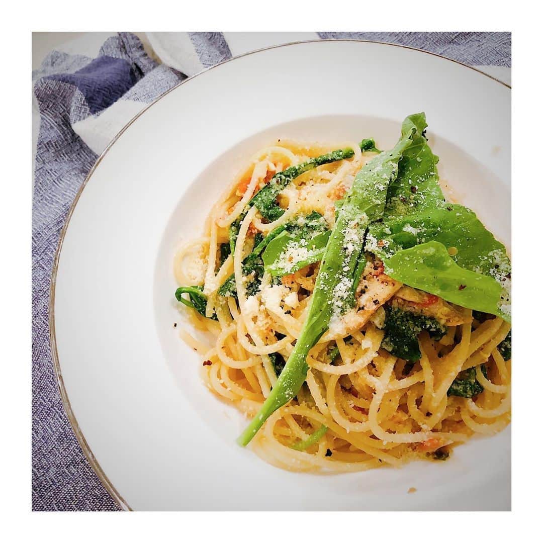 RisaWisteriaのインスタグラム：「たくさん頂いたルッコラ💛 ツナとトマトとパスタに🍝 仕上げにパルミジャーノどっさりと実家のお庭でとれたレモンを🍋  さっぱりうまうまご馳走様でした💛 ありがとう😊  #pasta#lunch#cooking」