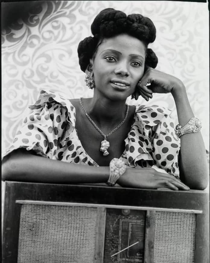 エステルデヴェのインスタグラム：「Seydou Keïta, “Bamako”, c.1949-64.⠀」