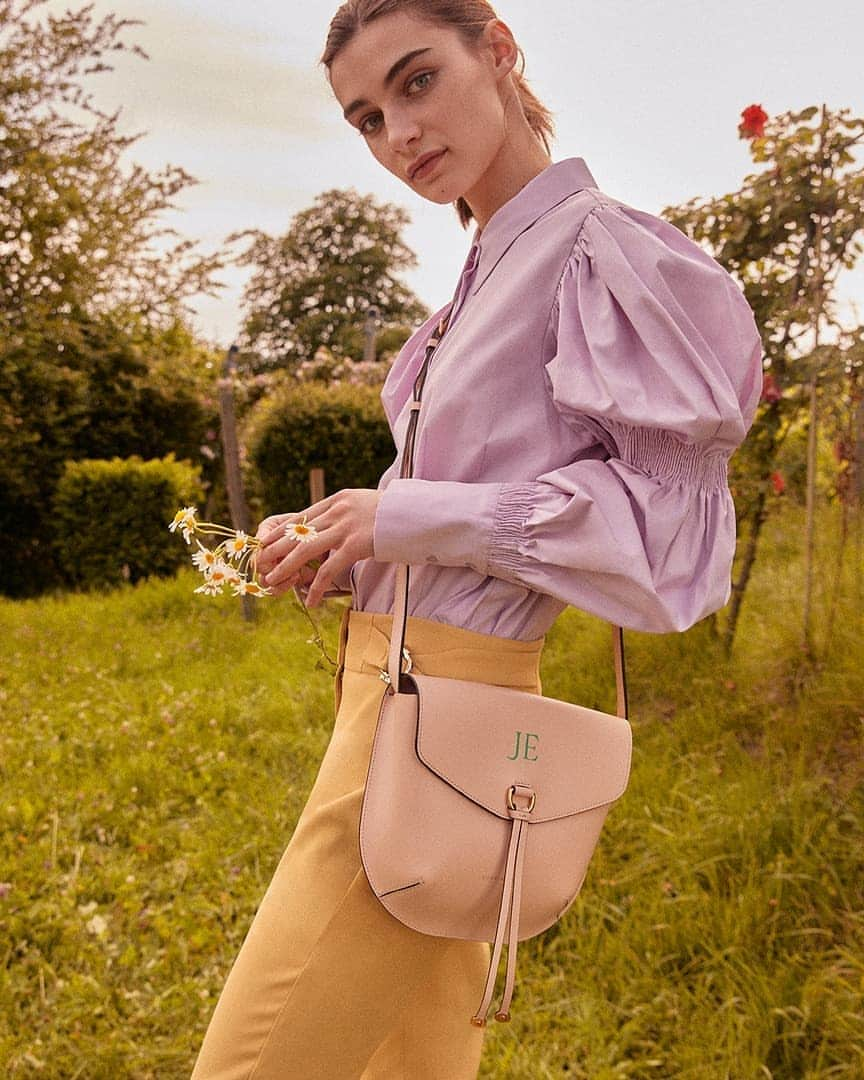 コチネレさんのインスタグラム写真 - (コチネレInstagram)「Sign your name on your new Fenice bag with Coccinelle's new hand painted monogram option.  #onlineexclusive #Coccinelle #MakeItYours #Fenice #CoccinelleBags #Monogram #Handpainted #SideBag #Customizable」6月10日 16時28分 - coccinelleofficial