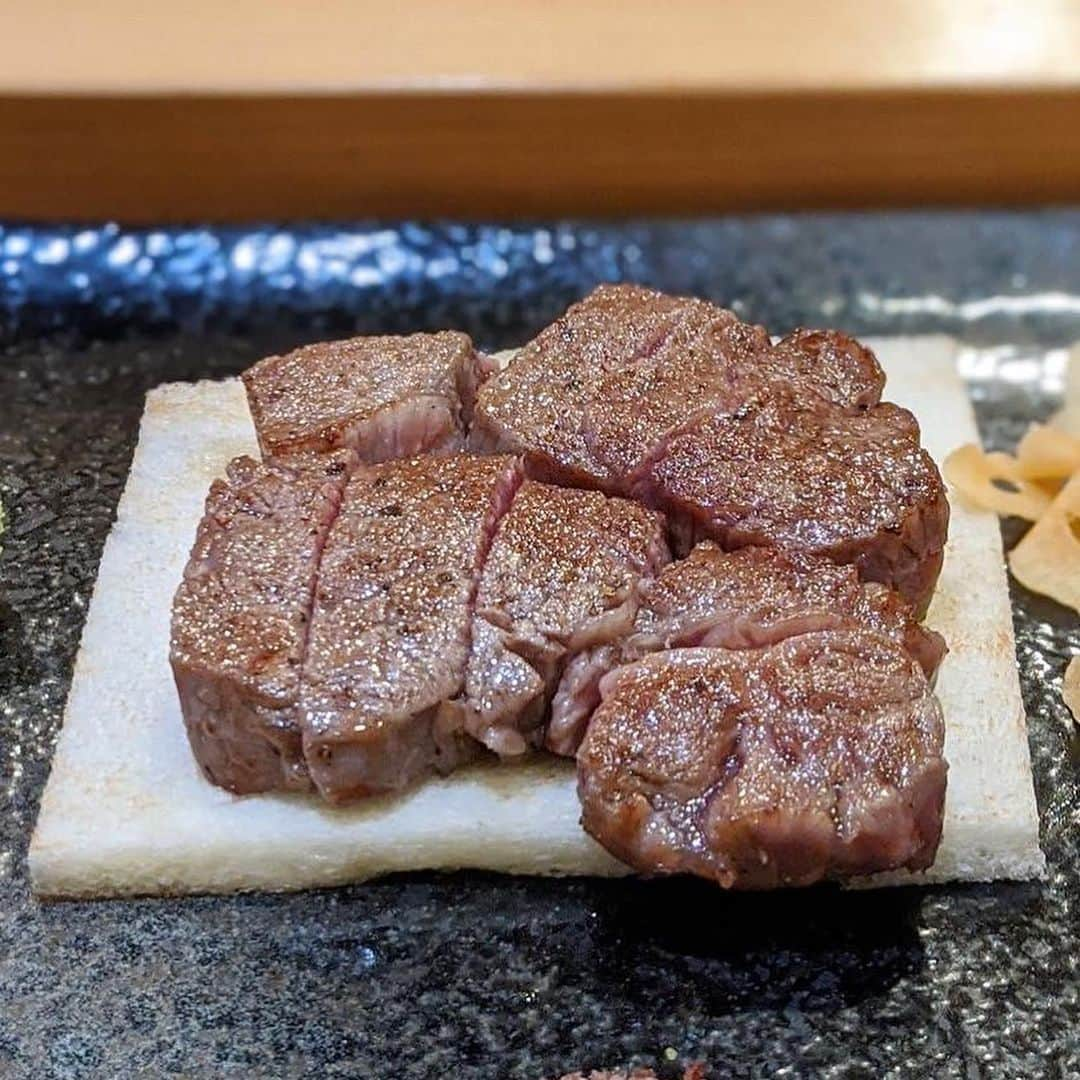 大見さなえさんのインスタグラム写真 - (大見さなえInstagram)「50日間ドライエイジング🥩🍴﻿ 鉄板焼き『#銀座和縁 』﻿ ﻿ 元々お鮨と鉄板焼きをしてたということもあり﻿ 一見お鮨屋さんのカウンターの様😳✨﻿ ﻿ ステーキのウチモモやハンバーグも50日間熟成させていて﻿ 噛めば噛むほど旨味が出てきて香り高い✨﻿ ワインとの相性抜群(*´꒳`*)🍷﻿ ﻿ 店名が縁起がいいからと大切な日に﻿ 来店される方も多いとのこと(*^^*)﻿ カウンターと個室もあって、デートや接待にも🙆‍♀️﻿ ﻿ #銀座グルメ #wagyu #鉄板焼き #東京グルメ﻿ #めぐログ_銀座 #鉄板 #お肉 #meat﻿ #beef #ステーキ #steak #海鮮料理 #pixelで撮影﻿ #ハンバーグ #ドライエイジング」6月10日 16時38分 - tabe_megumi