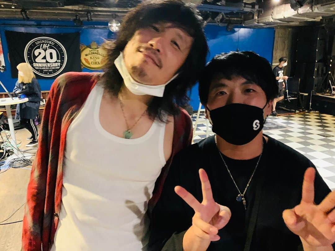井澤惇のインスタグラム：「昨日の3drums2bass。最年少だったので、先輩達に遊んでもらいました。ウエノさんの音に魅入られっぱなしな夜でした。ケンタロウさんと光舟さんと何やってる写真かはよく覚えていない。笑 あと高校生ぶりに、人前でドラム叩いた。笑」