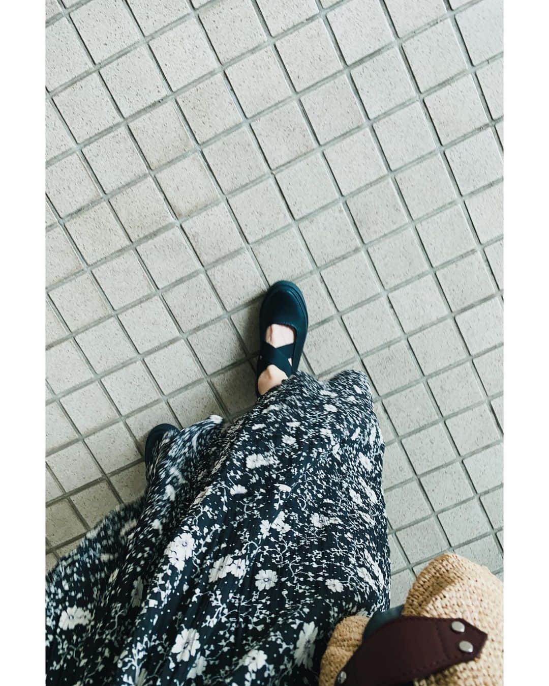 高山都さんのインスタグラム写真 - (高山都Instagram)「女っぽいワンピースの足元をスニーカーでハズすのも好きなんだけど、　@retack_official のはバレエシューズみたいで、新鮮！履き心地は最高！ しかも、なんかスッキリ見える。 スニーカーっぽくないフォルムいいな。 ワンピースもベルトもバッグも @isabelmarant  #都ふく 友達が作ったもの身につけられるって、なんか嬉しい。 裸足で履けるし、これから雨の時期も良さそうだな🐸 @takuma_iwasaki さすがの良い仕事とセンス！」6月10日 16時46分 - miyare38