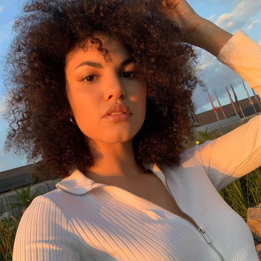 Julianna Townsendさんのインスタグラム写真 - (Julianna TownsendInstagram)「Sunsets calm me down & make me realize that everything’s going to be ok ! ✨#selfie#sunset#love#curls#」6月11日 2時27分 - julianna