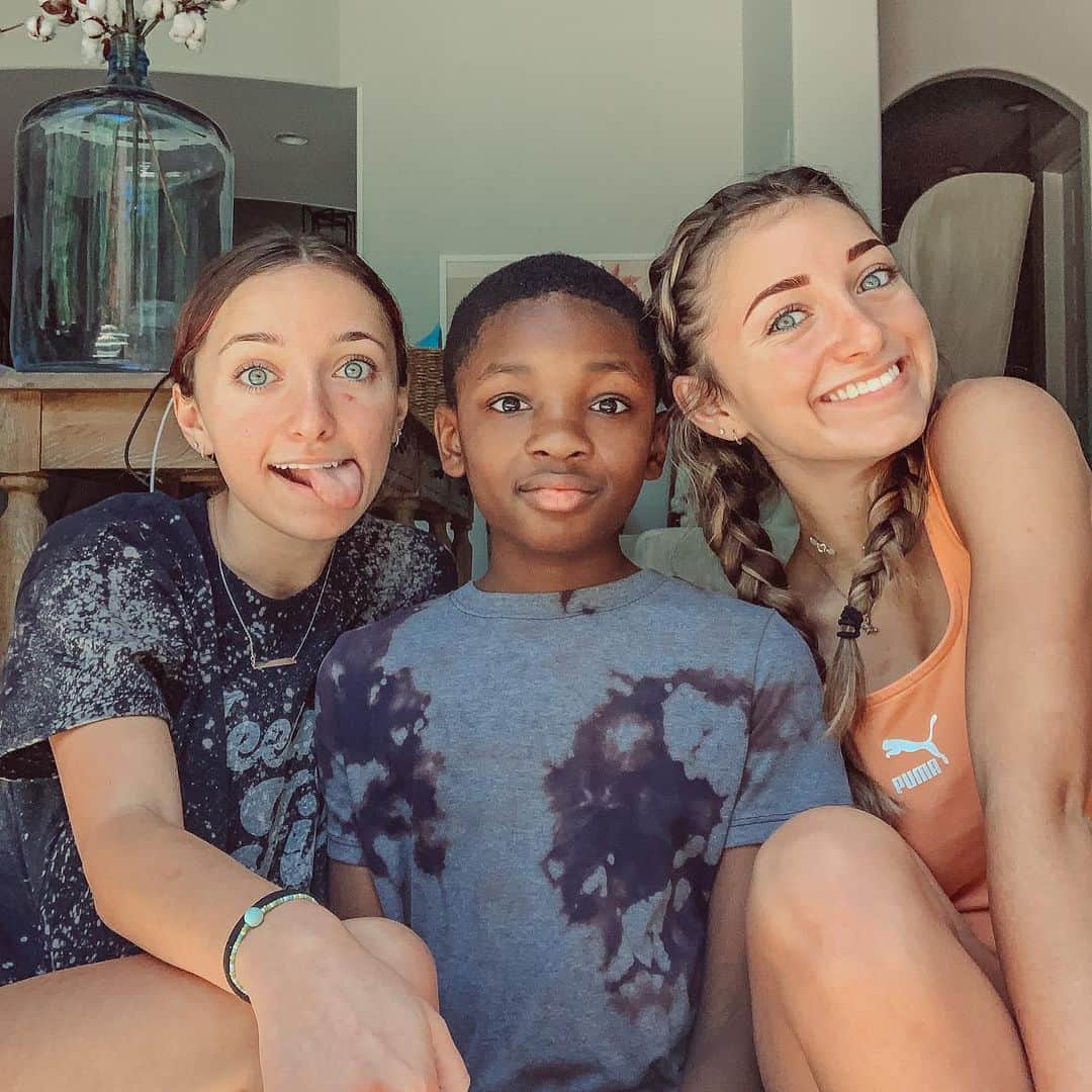 Brooklyn and Baileyさんのインスタグラム写真 - (Brooklyn and BaileyInstagram)「Brotherly love💕 The last pic is when we figured out Dax doesn’t know what vogue is lol Ps. Pls ignore the giant zit under my eye, I’ve tried everything and it won’t go away🤷🏻‍♀️」6月11日 2時33分 - brooklynandbailey