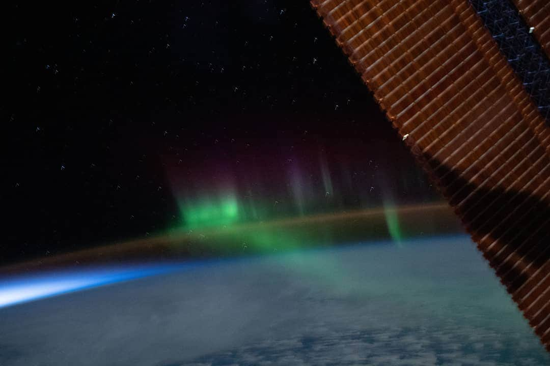 国際宇宙ステーションさんのインスタグラム写真 - (国際宇宙ステーションInstagram)「A wispy "aurora australis" seemingly intersects with the Earth's airglow as the International Space Station orbited above the Indian Ocean halfway between Australia and Antarctica.  #nasa #earth #aurora #night #indian #ocean #australia #antarctica #international #space #station」6月11日 2時37分 - iss