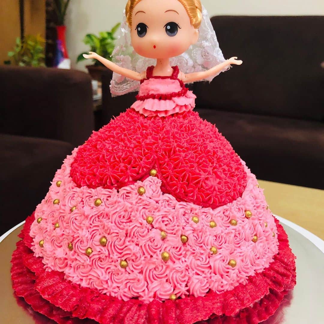 SUPER CAKESさんのインスタグラム写真 - (SUPER CAKESInstagram)「Doll cake for all little dolls 👸🏼👸🏼🥰🥰 #dollcake #vanillachoclateflacour #floraldesigns #lovelycolours #barbiecake #princesscake #ilovebaking #buttercream #nofondantcake #beautifulrossets #butercreampiping #instagram #foodstagram #buttercreamdesign #sweettooth #cakeboss #cakepics #prettycakes #creamcakes #happybirthday  #bakefromscratch #homebaker #qatarbaker」6月11日 3時02分 - super.cakes