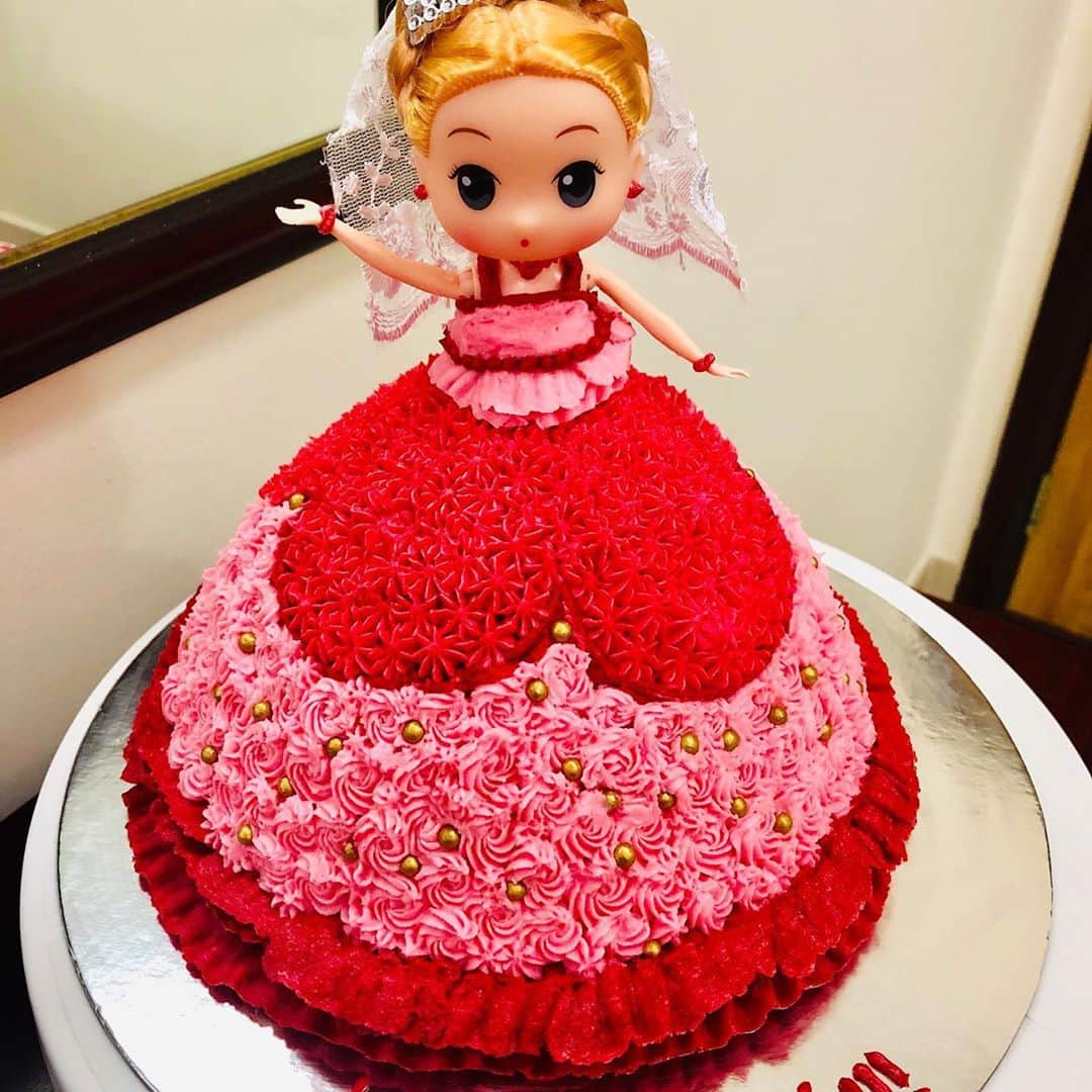 SUPER CAKESさんのインスタグラム写真 - (SUPER CAKESInstagram)「Doll cake for all little dolls 👸🏼👸🏼🥰🥰 #dollcake #vanillachoclateflacour #floraldesigns #lovelycolours #barbiecake #princesscake #ilovebaking #buttercream #nofondantcake #beautifulrossets #butercreampiping #instagram #foodstagram #buttercreamdesign #sweettooth #cakeboss #cakepics #prettycakes #creamcakes #happybirthday  #bakefromscratch #homebaker #qatarbaker」6月11日 3時02分 - super.cakes