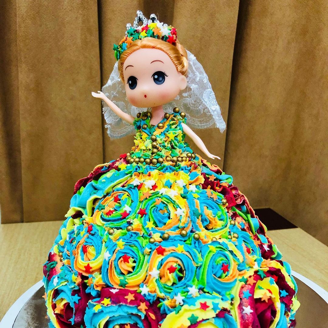 SUPER CAKESのインスタグラム：「Doll cake for all little dolls 👸🏼👸🏼🥰🥰 #dollcake #vanillachoclateflacour #floraldesigns #lovelycolours #barbiecake #princesscake #ilovebaking #buttercream #nofondantcake #beautifulrossets #butercreampiping #instagram #foodstagram #buttercreamdesign #sweettooth #cakeboss #cakepics #prettycakes #creamcakes #happybirthday  #bakefromscratch #homebaker #qatarbaker」
