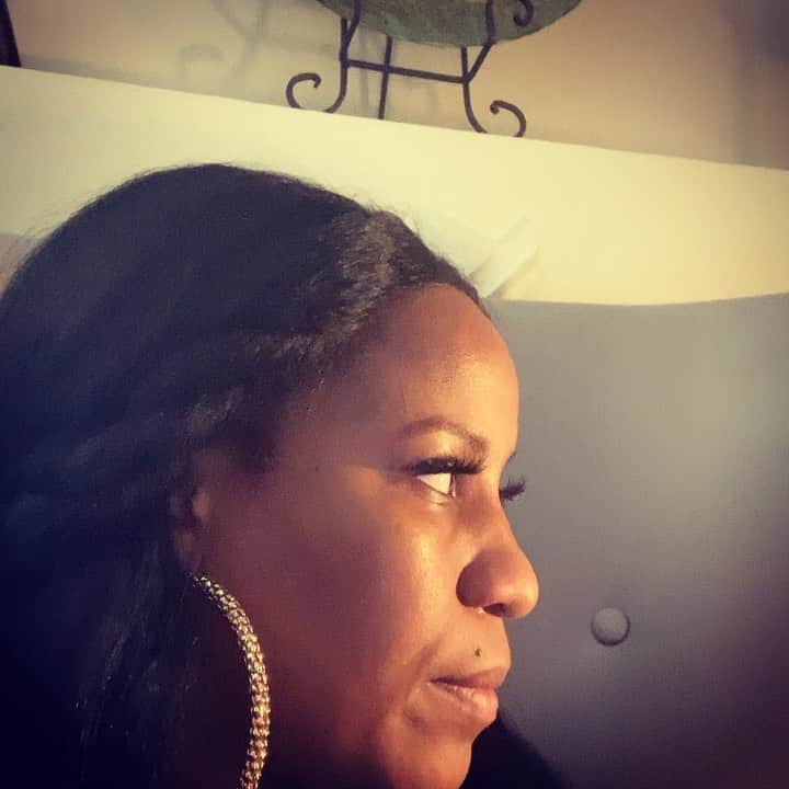 ブリー・ラーソンのインスタグラム：「Hi Everyone, I’m Justina Omokhua @justeenahoh  I’ll be taking over Brie’s account today.  I’m going Live at 3:45pm PST.  We’ve reached a point of reckoning and there is no turning back.  Let’s have read conversation and get comfortable with talking about the uncomfortable.  Ask your questions below and I will try to address them here or when I go live.」