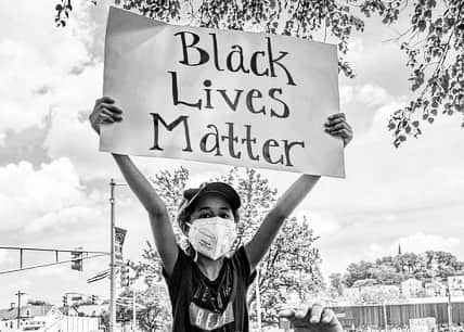 アダム・シャピロのインスタグラム：「So. Many. Youth organized protests. It’s so inspiring to see. The kids are alright. And they’re not putting up with systemic racism anymore. It’s a beautiful thing to see...」