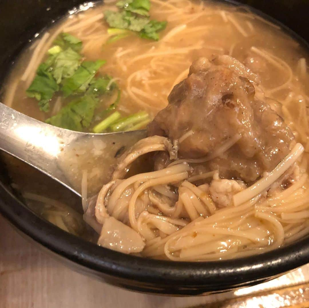 丸山ゴンザレスさんのインスタグラム写真 - (丸山ゴンザレスInstagram)「旅先ではなく国内で食べれる台湾料理。せめて舌と胃袋だけでも台湾気分ができた。ちなみにアップルサイダーは甘すぎてむしろ好き。 @taiwanmensen  #台湾麺線  #台湾グルメ」6月11日 3時22分 - gonzales_maruyama