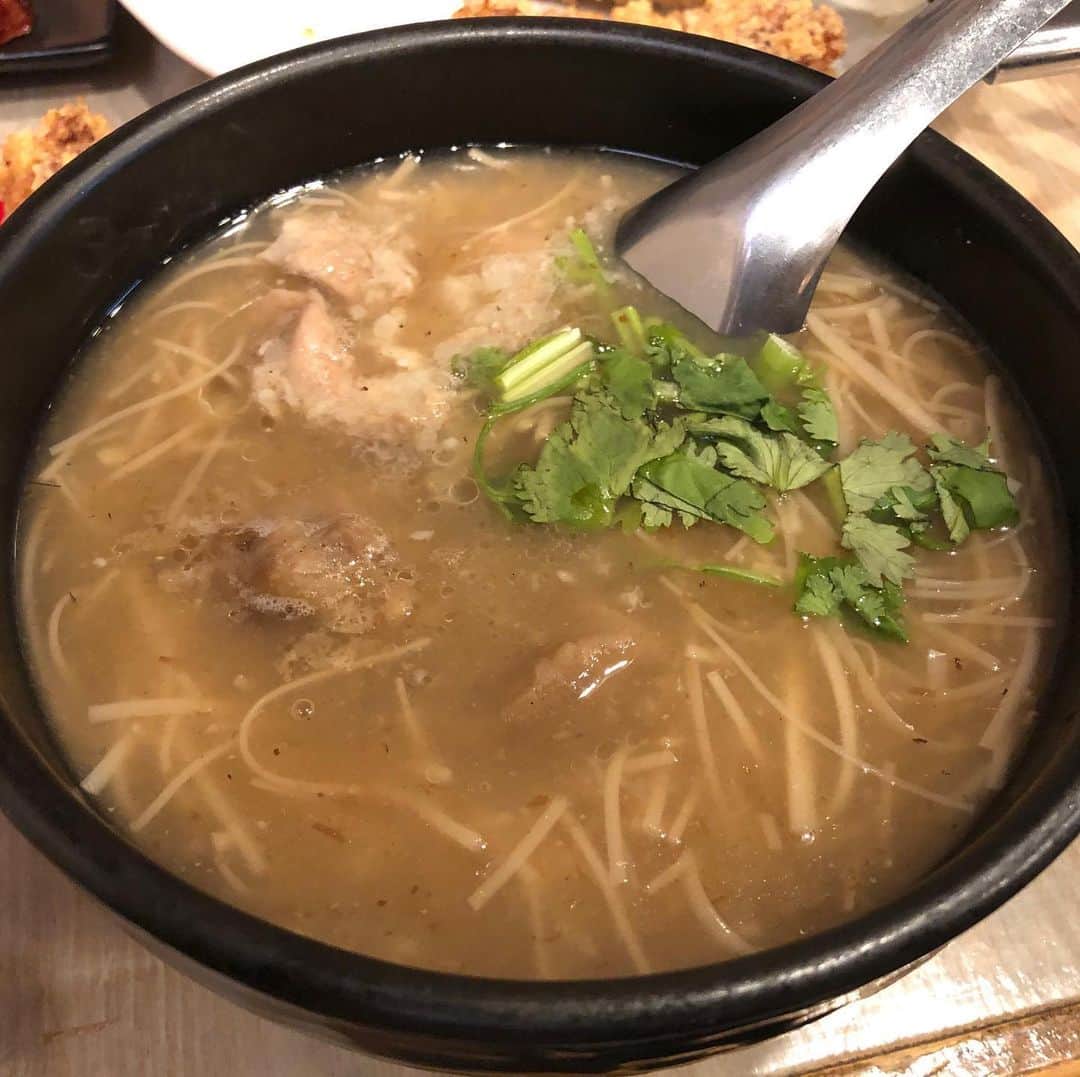丸山ゴンザレスのインスタグラム：「旅先ではなく国内で食べれる台湾料理。せめて舌と胃袋だけでも台湾気分ができた。ちなみにアップルサイダーは甘すぎてむしろ好き。 @taiwanmensen  #台湾麺線  #台湾グルメ」