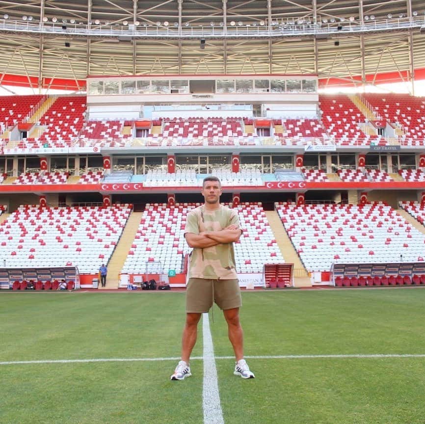 ルーカス・ポドルスキさんのインスタグラム写真 - (ルーカス・ポドルスキInstagram)「3 days left ⚽️👊🏻 #ready #soccer #lp10」6月11日 3時24分 - lukaspodolski