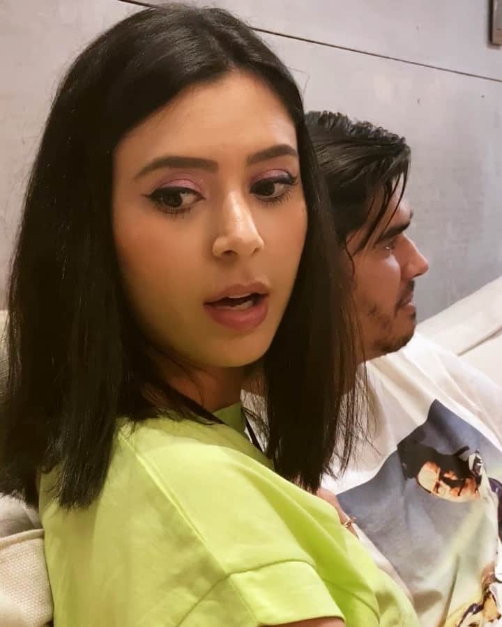 Gabriela Salesのインスタグラム：「Poxa, como ele adivinhou? 🤭 Kkkk Quem também dá o truque dizendo que não quer presente, mas na verdade quer sim? 😂😂😂 Eu sempre, não vou mentir kkkkk. Lacrinhas, a @dakotacalcados tá com promo do Dia dos Namorados. Na compra de 2 ou mais pares, ganha 20% de desconto! Cupom: MATCH20 . Vou deixar o link nos stories! * publi #publidavidareal #videosricademarre」
