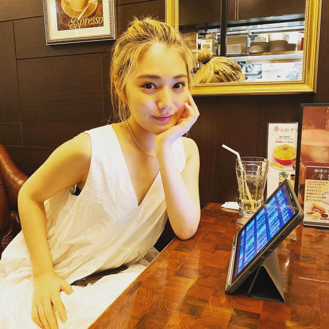 YUJI_MATSUDA_KUNのインスタグラム：「ブランドプロデューサーのばびちゃんが真剣にデザイン選定しているところ😊  いっぱいアイデアが出てきてすてきな商品になる予感✨  #浪花ほのか  #Tiare」