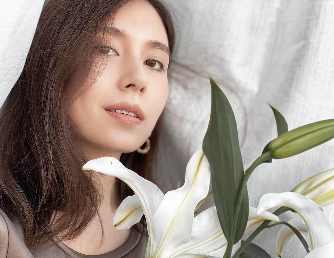May J.さんのインスタグラム写真 - (May J.Instagram)「White lilies are my favorite🤍  #WhiteLily #Flowers #花 #花のある暮らし」6月10日 18時45分 - mayjamileh