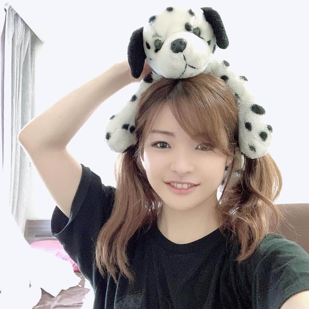知念紗耶のインスタグラム：「髪の毛切るか伸ばすかでずっと悩み中〜🤔 ショートVSロング🔥 ヘアカタログ見漁ったり、メイクして色んな髪型試したり。。 私暇ですね。笑 #髪型　#ショート　#ロング」