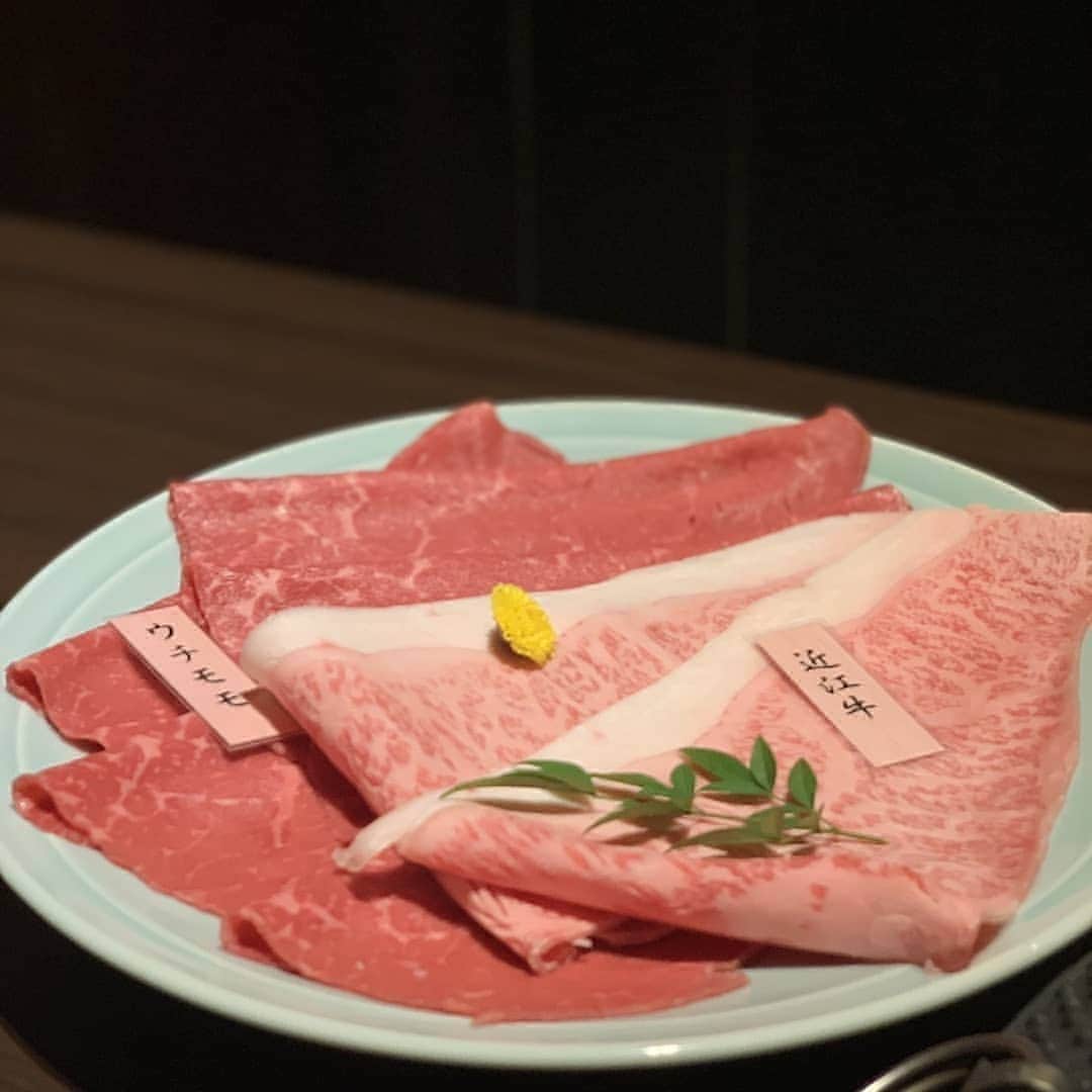 Miyu Toyonagaさんのインスタグラム写真 - (Miyu ToyonagaInstagram)「So refreshing to dine out again🍴🥩 Dress by @shojitadashi  新宿にあるA5ランク最高級黒毛和牛を使用したすき焼き店。 日本に誇る有名銘柄牛を惜しみなく使用したすき焼きを落ち着いた雰囲気ある個室で味わえます。  銘柄牛である尾崎牛の肉寿司はウニといくらが添えられておりとても贅沢なお品でした。  やっぱり日本食落ち着くなあ😌✨ #すき焼き飯田 #飯田 #尾崎牛 #新宿すき焼き #個室  #肉寿司  #すき焼き#pr」6月10日 18時47分 - miyu_toyonaga