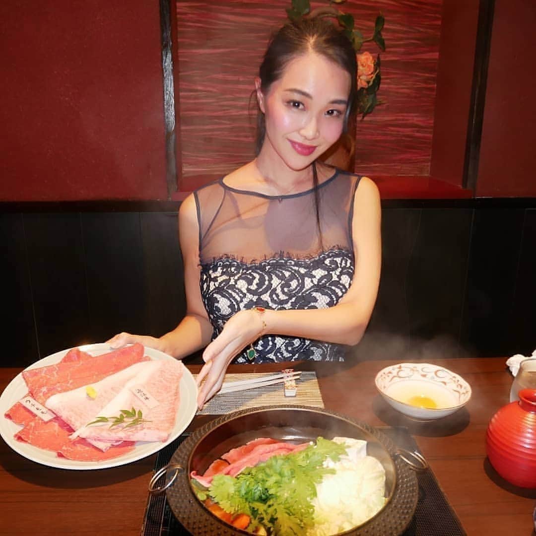Miyu Toyonagaのインスタグラム：「So refreshing to dine out again🍴🥩 Dress by @shojitadashi  新宿にあるA5ランク最高級黒毛和牛を使用したすき焼き店。 日本に誇る有名銘柄牛を惜しみなく使用したすき焼きを落ち着いた雰囲気ある個室で味わえます。  銘柄牛である尾崎牛の肉寿司はウニといくらが添えられておりとても贅沢なお品でした。  やっぱり日本食落ち着くなあ😌✨ #すき焼き飯田 #飯田 #尾崎牛 #新宿すき焼き #個室  #肉寿司  #すき焼き#pr」
