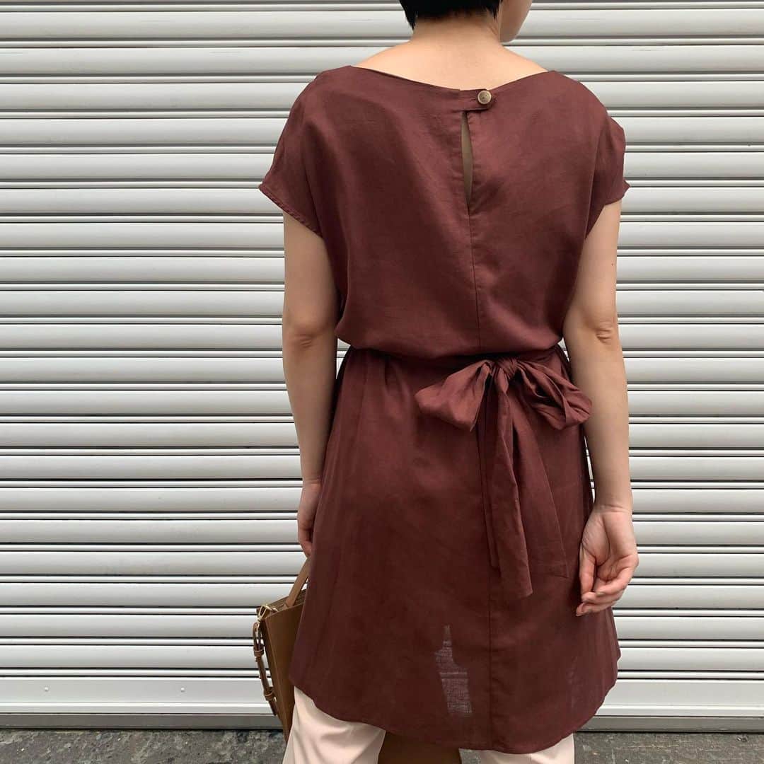 LAGUNAMOONさんのインスタグラム写真 - (LAGUNAMOONInstagram)「【PICKUP STYLING】 〈福岡パルコ〉UEKI(@lagunamoon_ayaka) ウエストのツイストデザインがポイントのチュニック。ウエストを絞るデザインですっきりとした印象に。 . . ・ツイストデザインチュニックブラウス price...¥12,000＋tax color...BRN/KHK size...F(スタッフ身長157cm,ボトムスS着用) . . ___________________________________________________ LAGUNAMOON全国店舗のLINEアカウントが出来ました！ @lagunamoon_shop TOPのハイライト「LINE」よりお好きな店舗を追加出来ます！  _____________ プロフィールのURLよりご覧下さい。 #LAGUNAMOON #LAGUNAMOON_SHOP」6月10日 18時50分 - lagunamoon_shop