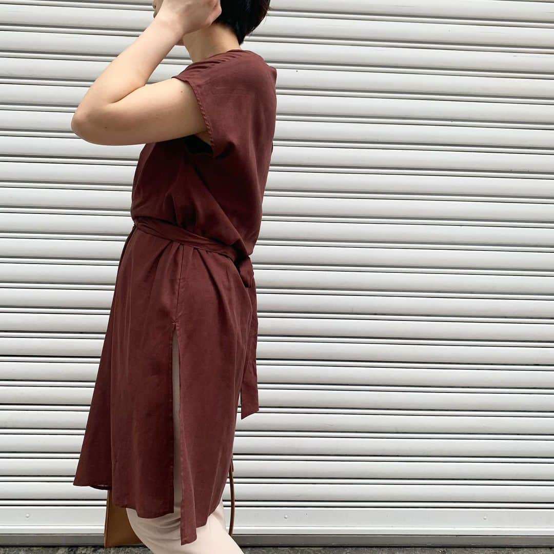 LAGUNAMOONさんのインスタグラム写真 - (LAGUNAMOONInstagram)「【PICKUP STYLING】 〈福岡パルコ〉UEKI(@lagunamoon_ayaka) ウエストのツイストデザインがポイントのチュニック。ウエストを絞るデザインですっきりとした印象に。 . . ・ツイストデザインチュニックブラウス price...¥12,000＋tax color...BRN/KHK size...F(スタッフ身長157cm,ボトムスS着用) . . ___________________________________________________ LAGUNAMOON全国店舗のLINEアカウントが出来ました！ @lagunamoon_shop TOPのハイライト「LINE」よりお好きな店舗を追加出来ます！  _____________ プロフィールのURLよりご覧下さい。 #LAGUNAMOON #LAGUNAMOON_SHOP」6月10日 18時50分 - lagunamoon_shop