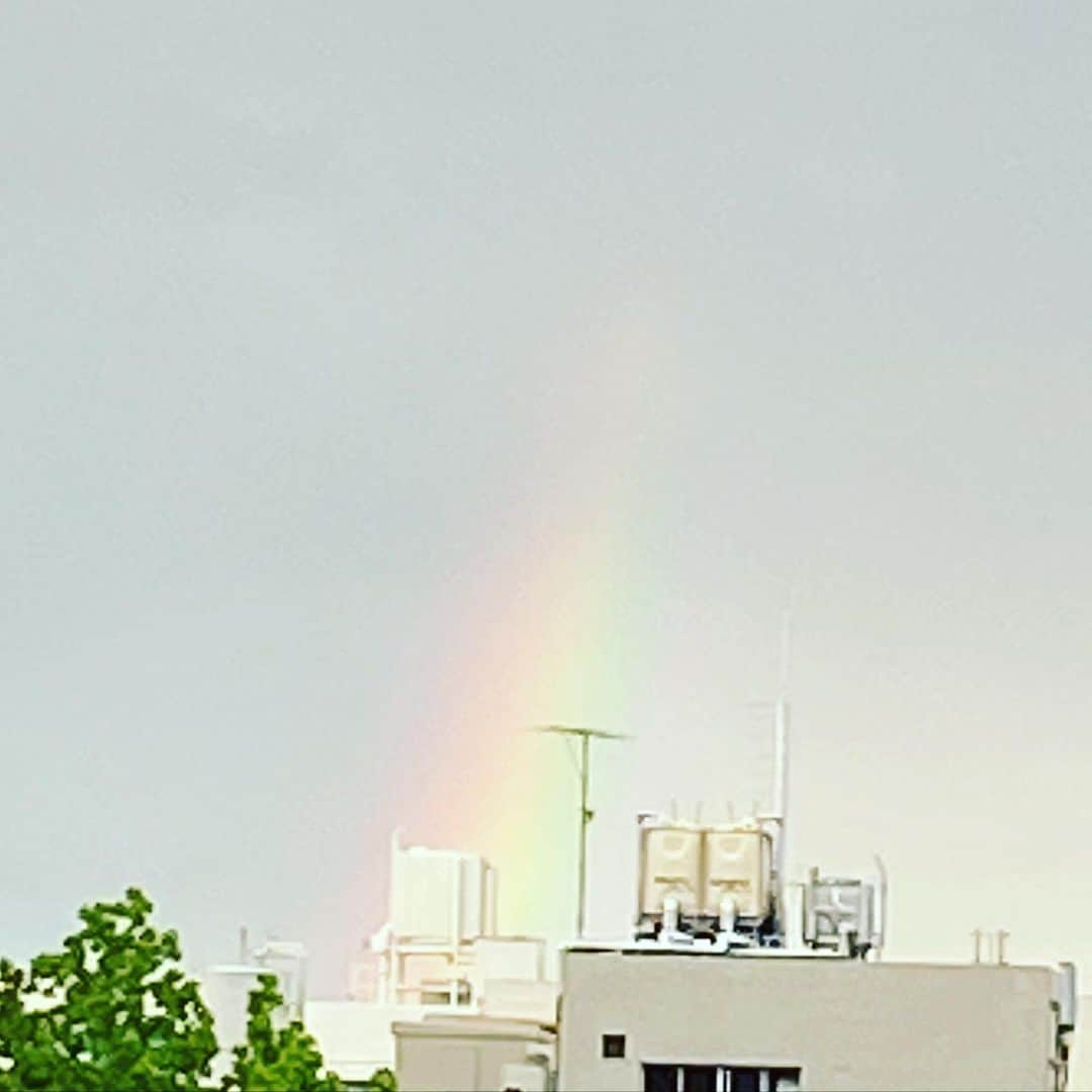 松川浩子さんのインスタグラム写真 - (松川浩子Instagram)「近畿地方も梅雨入り☔️ お昼過ぎから 降ったり止んだりを繰り返し 雨の止み間に 空には虹が🌈  学童お迎えで 背中に背負わされたランドセルの重さも 一瞬忘れられました😝  さ、夕飯の支度に取り掛かからねば！  #虹#rainbow #梅雨入り#仕事帰り#ここからが怒涛の毎日#なんか嬉しい」6月10日 19時01分 - hiroko_matsukawambs