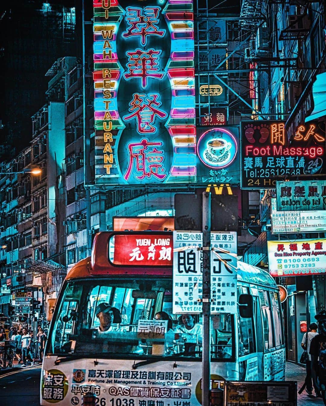 HAYAMI HANNAH ハナさん ど田舎のインスタグラム：「Hong Kong Night 🇭🇰 Miss You too ! : : すいかレストラン☕️ : :  #hayamihannah #moodygrams #discoverHongKong  #agameoftones #artofvisuals #bealpha #sonyalphasclub #sonyimages #yourshotphotograher #lensbible #eclectic_shotz #streets_vision #street_ninjas #streetgrammers #nightphotography #way2ill #shotsdelight #urbanandstreet #darkmobs #all2epic #nightshooters #creativeoptic #shotzdelight #citykillerz #citygrammers #AwesomeHongKong #Localiiz  #香港  #unlimitedhongkong  #exploringhongkong⁠」