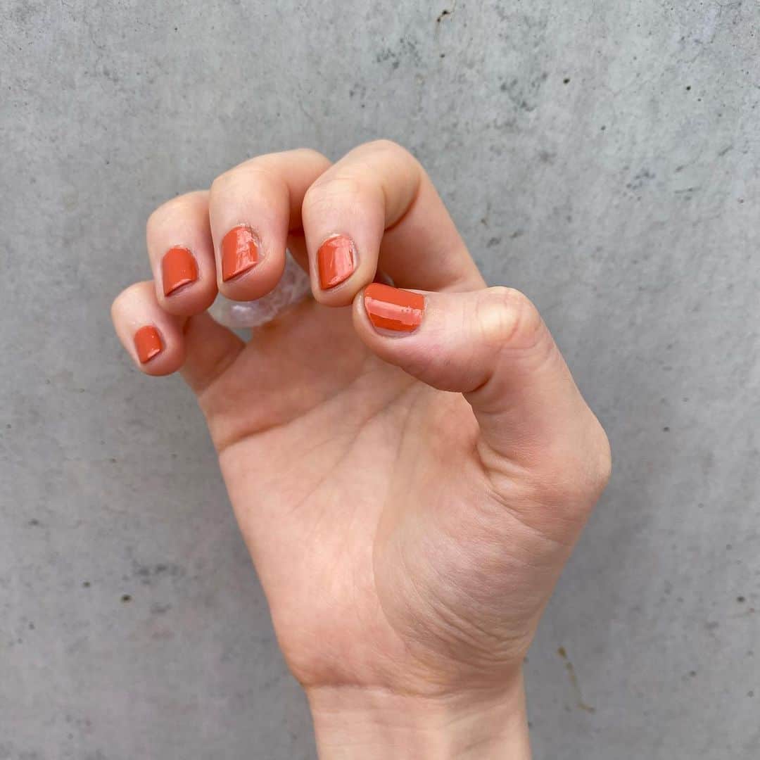 mar.ayaさんのインスタグラム写真 - (mar.ayaInstagram)「オレンジ🍊🧡 左手はタイダイのイメージ。 リングに撮ってる自分が写ってる… 右手の渋めのオレンジもお気に入り。 #selfnail」6月10日 18時54分 - mar.aya