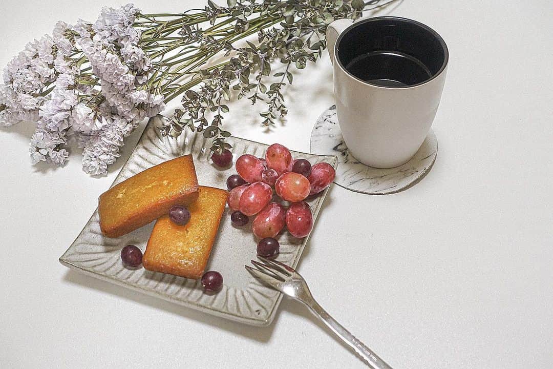 junko onagi ／小梛準子さんのインスタグラム写真 - (junko onagi ／小梛準子Instagram)「ㅤ︎ㅤㅤㅤㅤㅤ  TVに取り上げられて話題の 低糖質食品メーカーの @shareeat_jp  さんからフィナンシェ頂きました❣️ ㅤ︎ㅤㅤㅤㅤㅤ ひとつ糖質1g！！ なんと55個でお茶碗一杯分の糖質だそう🤣  ひとつ食べたら満足感もすごいし、 おばぁちゃんが家に持ってきてくれた ぶどう2種類といただいて幸せな時間でした🍩🍇💓 ㅤ︎ㅤㅤㅤㅤㅤ ㅤ︎ㅤㅤㅤㅤㅤ そして、家で母が花束を一部ドライフラワーに してくれてとってもきれいに仕上がった💐💓💓💓 ㅤ︎ㅤㅤㅤㅤㅤ  #shareeat #シェアイート #コロナ太り #ダイエット #低糖質スイーツ」6月10日 18時55分 - jnco0417