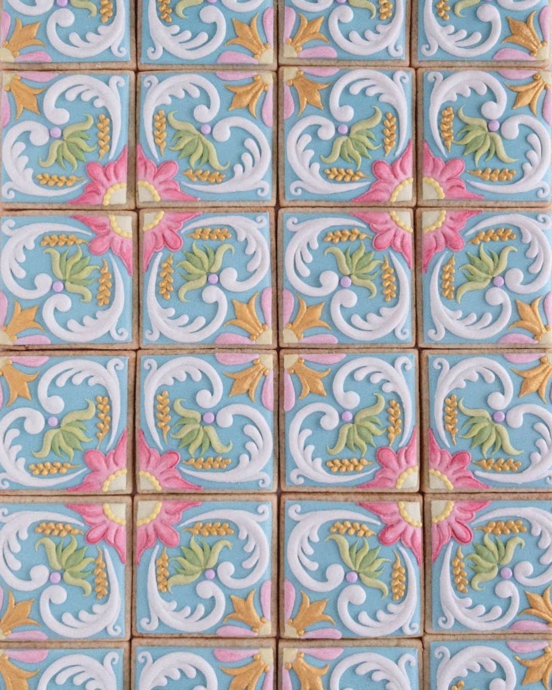KUNIKAのインスタグラム：「Summer color tile cookies 🍹﻿ ﻿ 夏色でつくりました。﻿ こんなタイルの壁のアトリエで作業できたら最高だな🌺﻿ ﻿ #artofkunika」