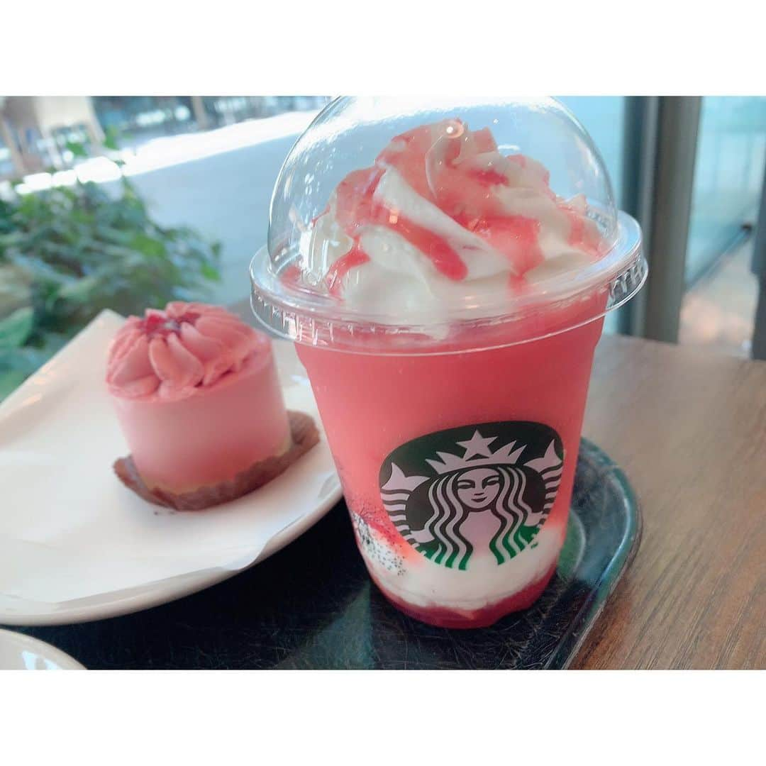 川崎希さんのインスタグラム写真 - (川崎希Instagram)「いちごフラペチーノ美味しかった〜🍓. . ゴロっととシュワっとの2種類があって 私はゴロっとにしたよ. . 本当に果肉ゴロっと感すごい😍😍😍. 期間限定っぽいからまた次飲めたら飲みたいな〜🌟🌟🌟 #スタバ #いちごフラペチーノ」6月10日 19時02分 - kawasakinozomi