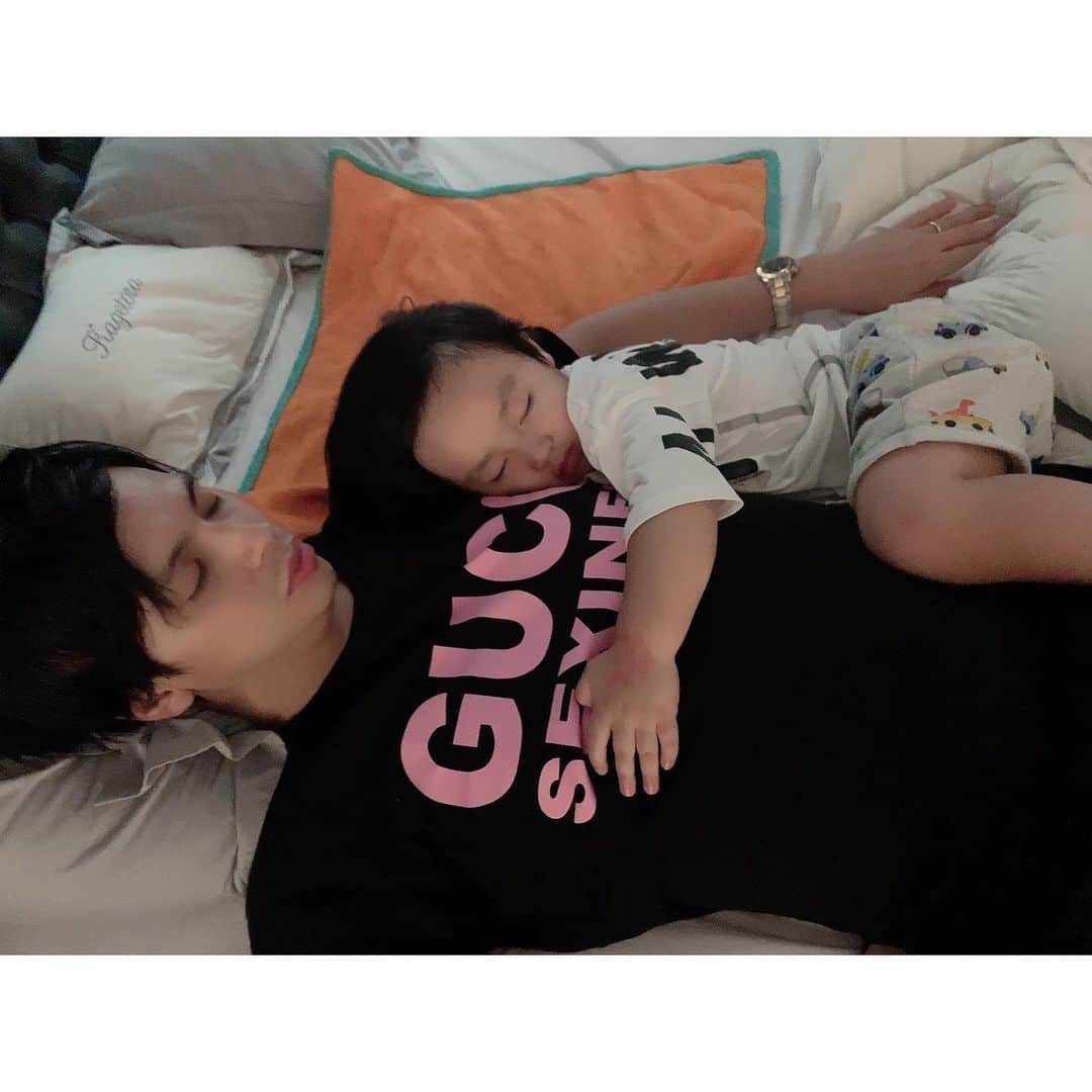 川崎希さんのインスタグラム写真 - (川崎希Instagram)「😴 #親子 #抱きついて寝てるよ」6月10日 19時03分 - kawasakinozomi