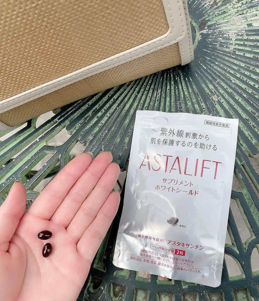 石黒美帆さんのインスタグラム写真 - (石黒美帆Instagram)「*﻿ ☀︎﻿ @astalift_japan のサプリで飲むUVケア😊﻿ 少しずつ外出する事が増えてきたので、身体の内側からも紫外線対策を!と思って飲んでいます❣️﻿ ﻿ ﻿ カプセルで飲みやすいし、こまめに日焼け止めを塗るのが出来ないタイプなので😂これでバリア力がアップするのは嬉しい！﻿ ﻿ ﻿ また旅行出来るようになったら海で思いっきり遊びたいので、今のうちに美白ケアを頑張っておこうと思います😆☀️体力が落ちてそうなので引き続きトレーニングもちょこちょこ続けないと🙌﻿ ﻿ ﻿ ﻿ ﻿ #ホワイトシールド#アスタリフト#飲む紫外線対策#飲む日焼け止め#日焼け止め#紫外線対策#美容#UVケア#wwd_jp_pr#staypositive_stayactive」6月10日 19時04分 - miho_ishiguro